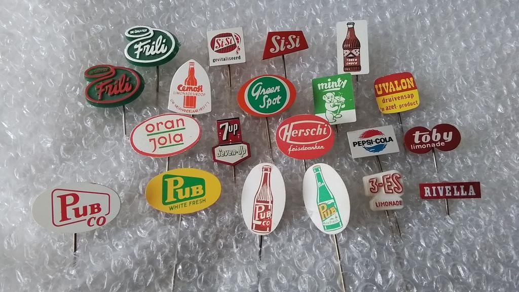 20 verschillende speldjes frisdranken en sapjes., Ophalen of Verzenden, Zo goed als nieuw, Overige onderwerpen