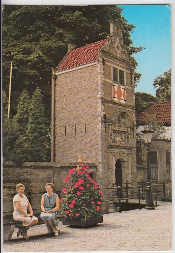 Gouda 2 dames op een bankje bij poort van Catharinagasthuis, Verzenden, 1980 tot heden, Gelopen, Zuid-Holland