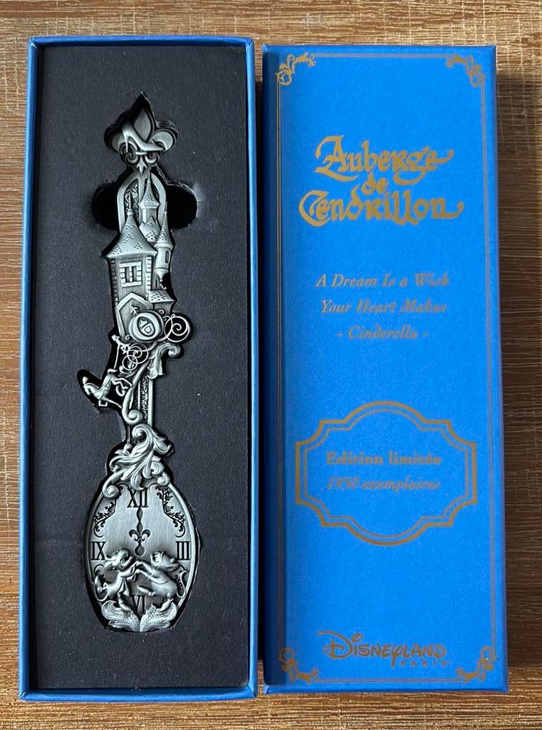 Disneyland lepel/spoon Auberge Cendrillon LE 1950, Verzamelen, Disney, Ophalen of Verzenden, Mickey Mouse, Nieuw