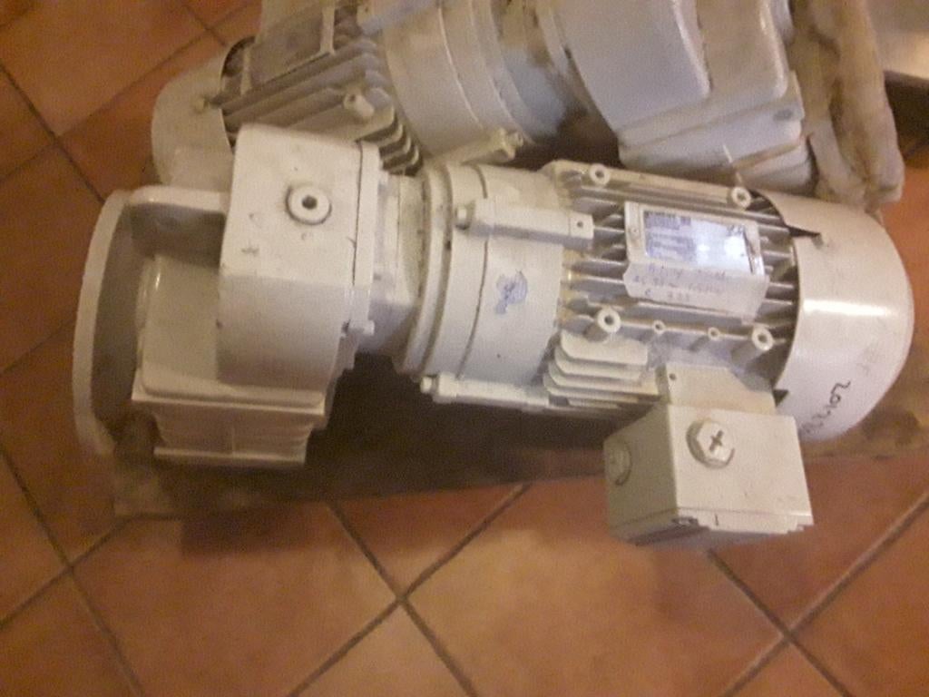 Elektromotor met vertragingskast, Ophalen