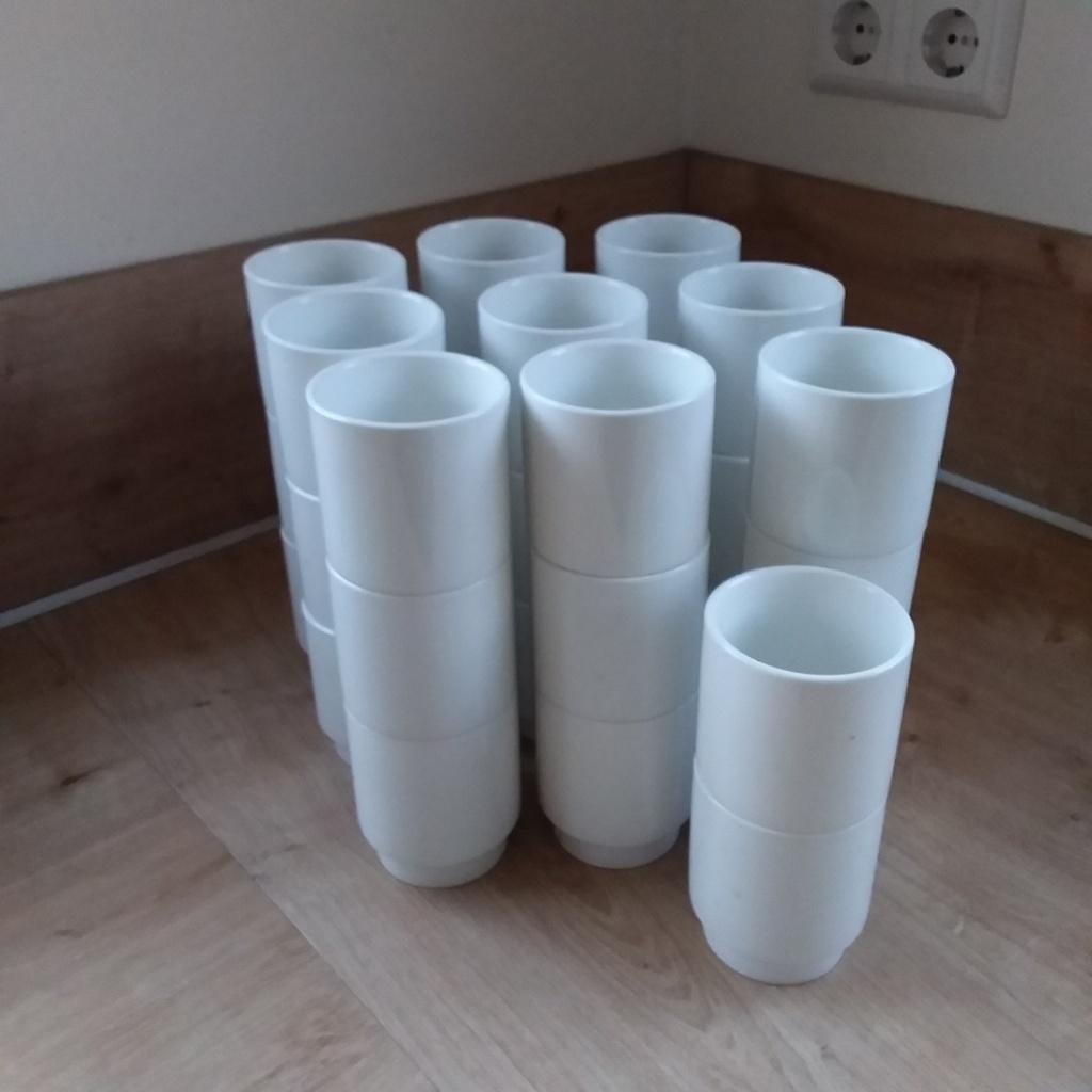 Partijtje 30 bekers (eventueel met houder), 100% nieuw, Nieuw, Ophalen of Verzenden, Effen, Kop(pen) en/of Schotel(s)