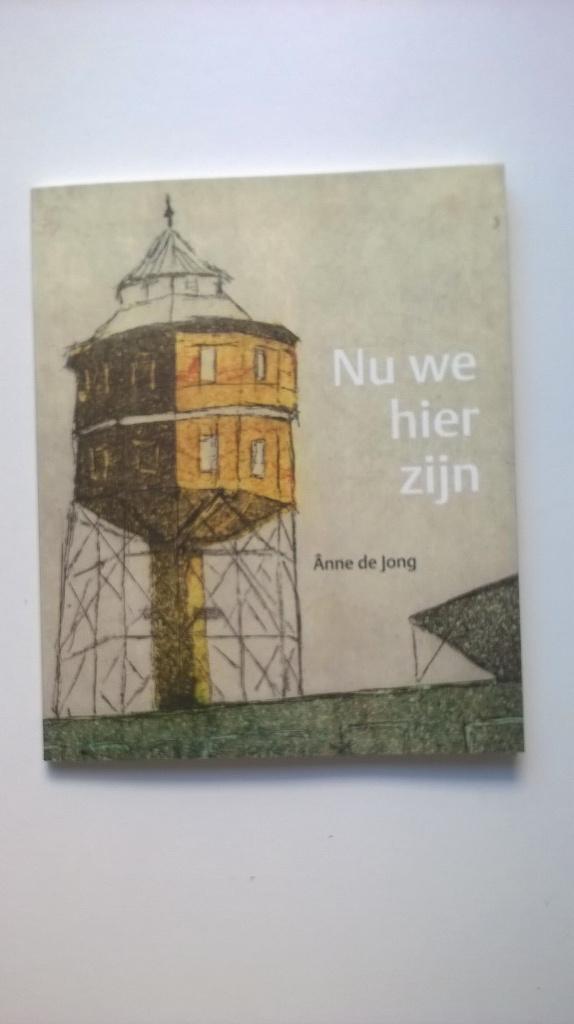 Dichtbundel Nu we hier zijn / gedichten Anne de Jong, NIEUW, Ophalen of Verzenden, Nieuw, Eén auteur