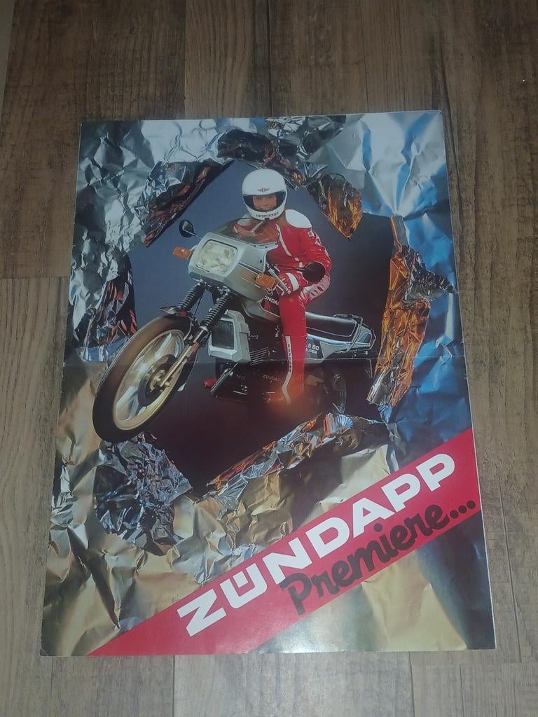 Zundapp Folder D 1983 "Premiere" 30 x 42 cm 8 pag. Zeldzaam, Verzenden, Zo goed als nieuw