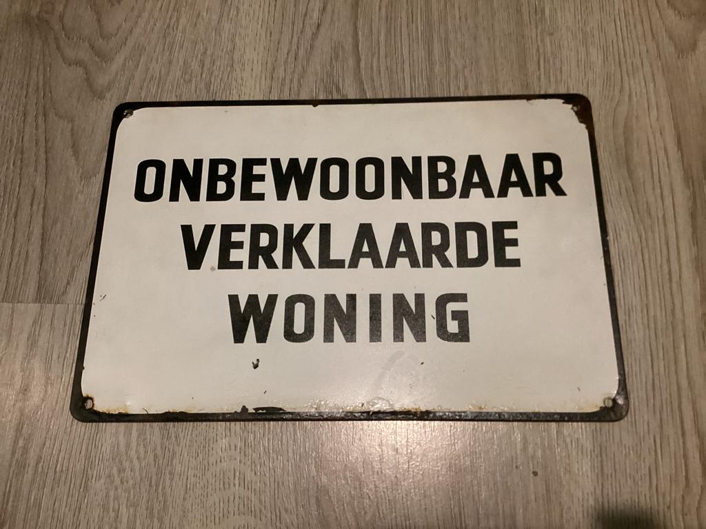 Vintage Blikken Bordje - Onbewoonbaar Verklaarde Woning, Ophalen of Verzenden