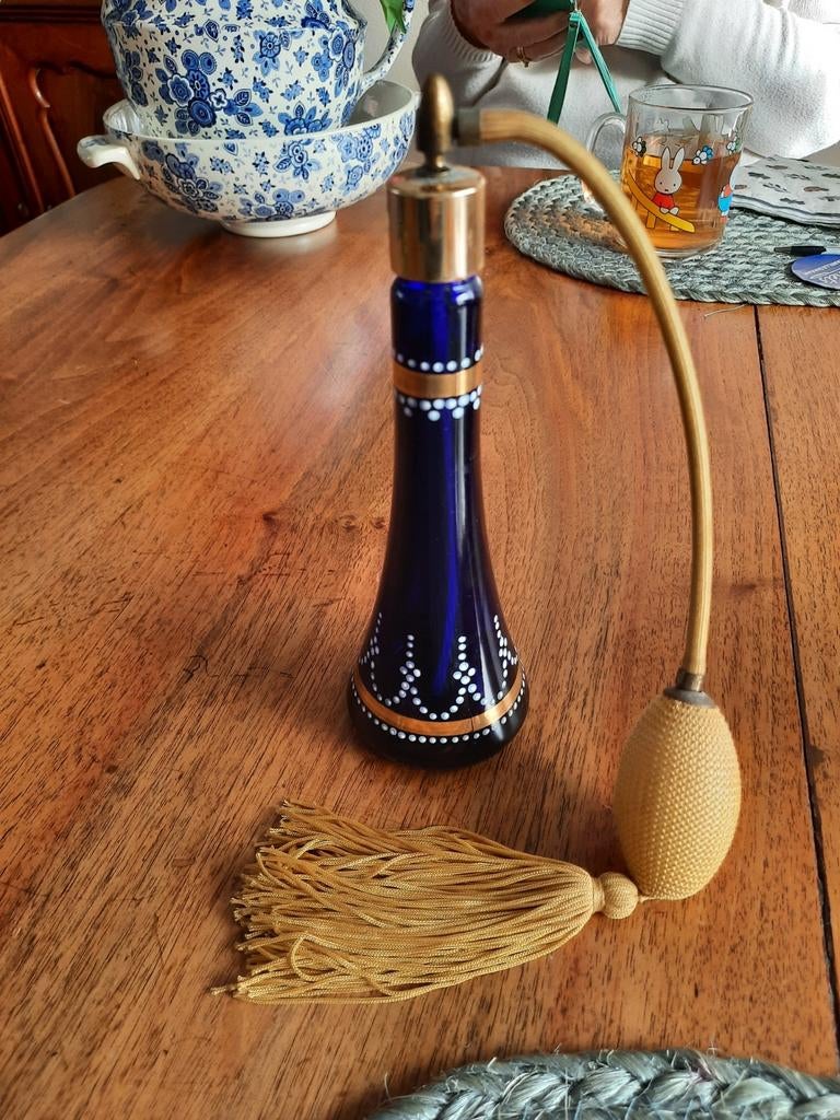 4 oude lege parfum flesjes plus verspreider., Ophalen of Verzenden, Gebruikt, Tabaksdoos of Verpakking