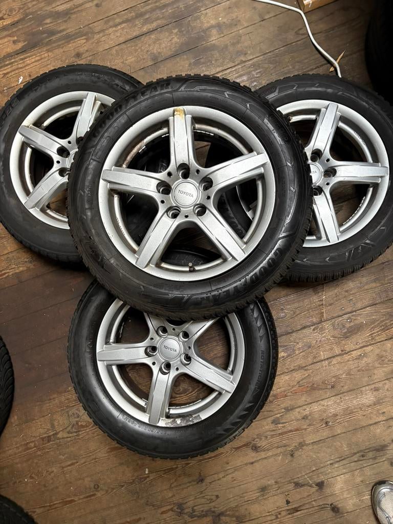 Toyota Auris Goodyear winterbanden + velg 205/60/16 #SET 49#, Auto-onderdelen, Banden en Velgen, Ophalen, 15 inch, Banden en Velgen