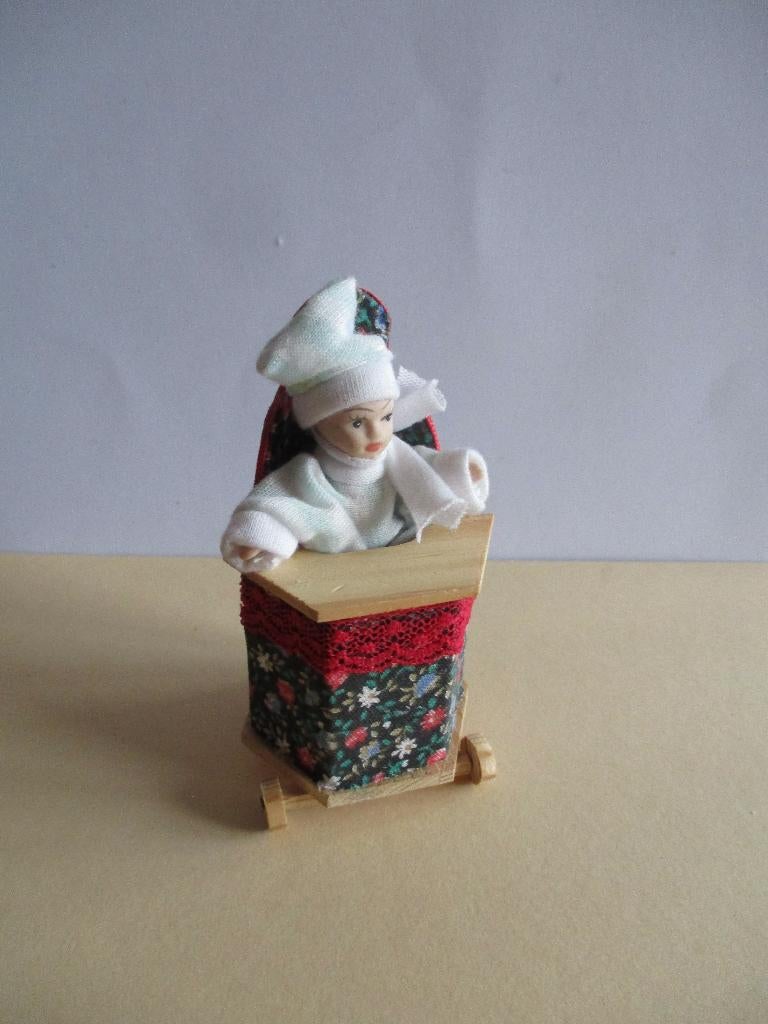 poppenhuis ouderwets kinderstoeltje met popje, Ophalen of Verzenden, Gebruikt, Decoratie