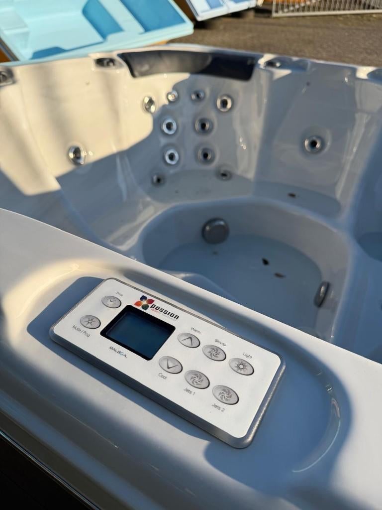 2x Spa AANBIEDING – Direct beschikbaar, Ophalen, Gebruikt, Arnhemsestraat 88, Info@suncenter.nl