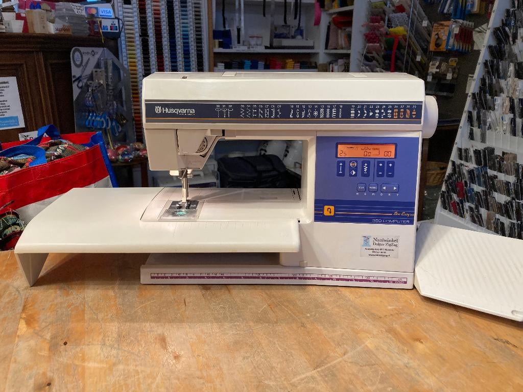 Husqvarna 350 computernaaimachine met grote naaitafel, Gebruikt, Zweden, Ophalen of Verzenden, Info@husqvarna.com