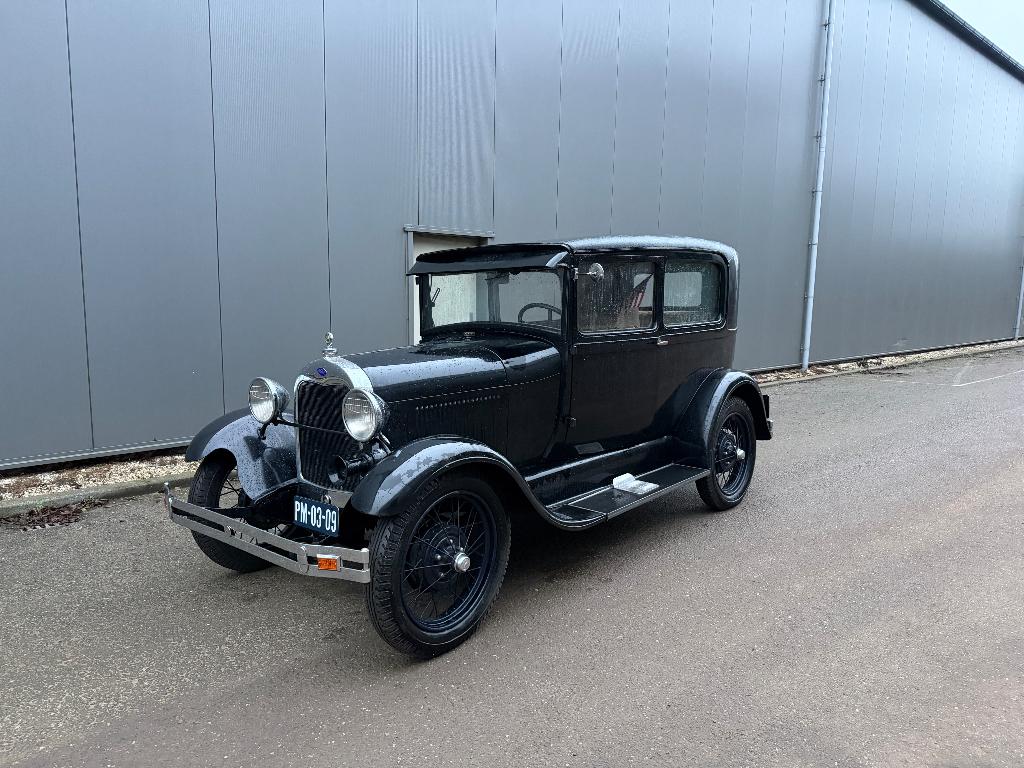 A Ford, 4 cilinders, Zwart, Handgeschakeld, Particulier