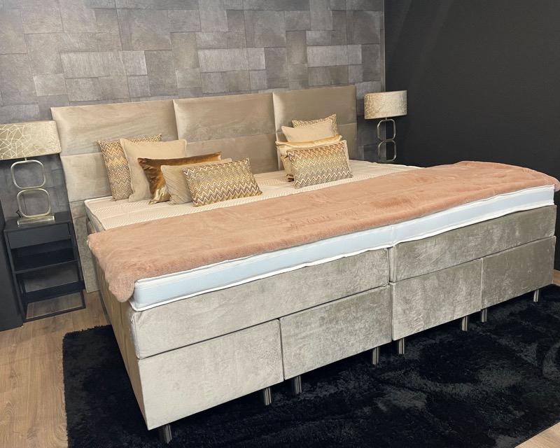 Familie boxspring maat 240cm tot 360cm breed op maat gemaakt, Ophalen of Verzenden, Nieuw, Tweepersoons, Beige