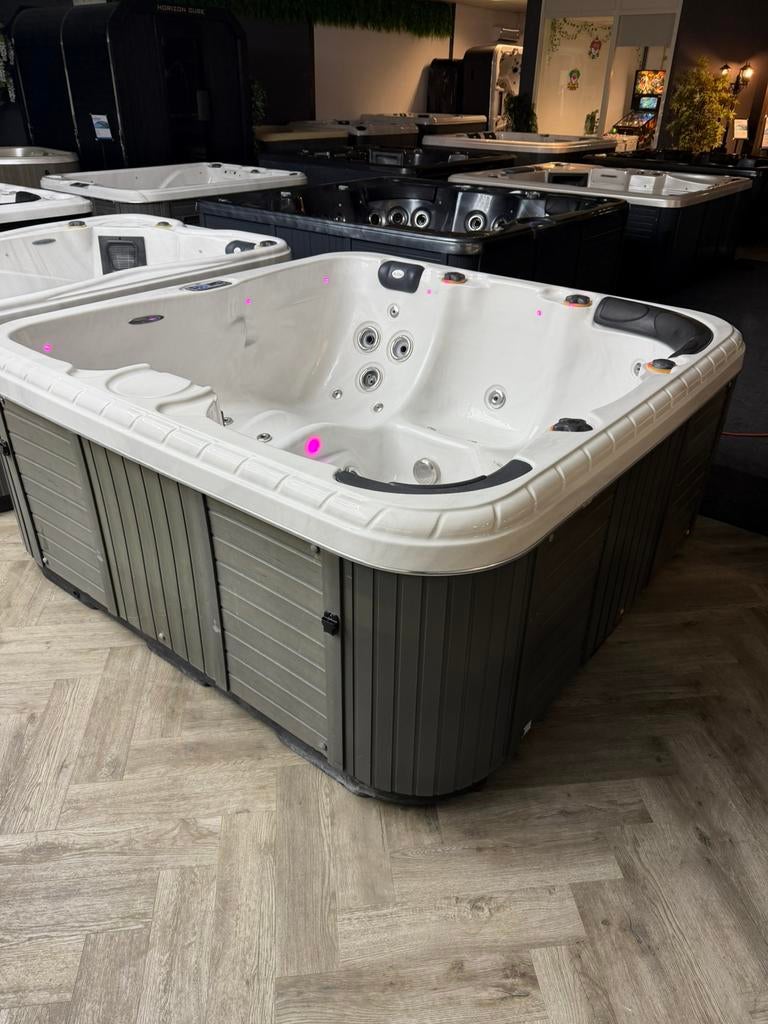 Jacuzzi spa Balboa – 200x200 – 5 persoons – plug & play 220V, Ophalen, Zo goed als nieuw, Trap