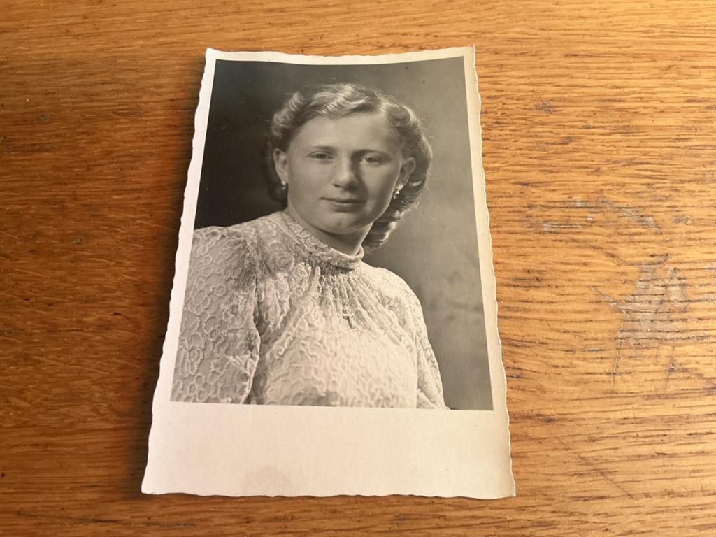 O238 jonge vrouw, Verzamelen, Foto's en Prenten, Ophalen of Verzenden, Voor 1940, Zo goed als nieuw