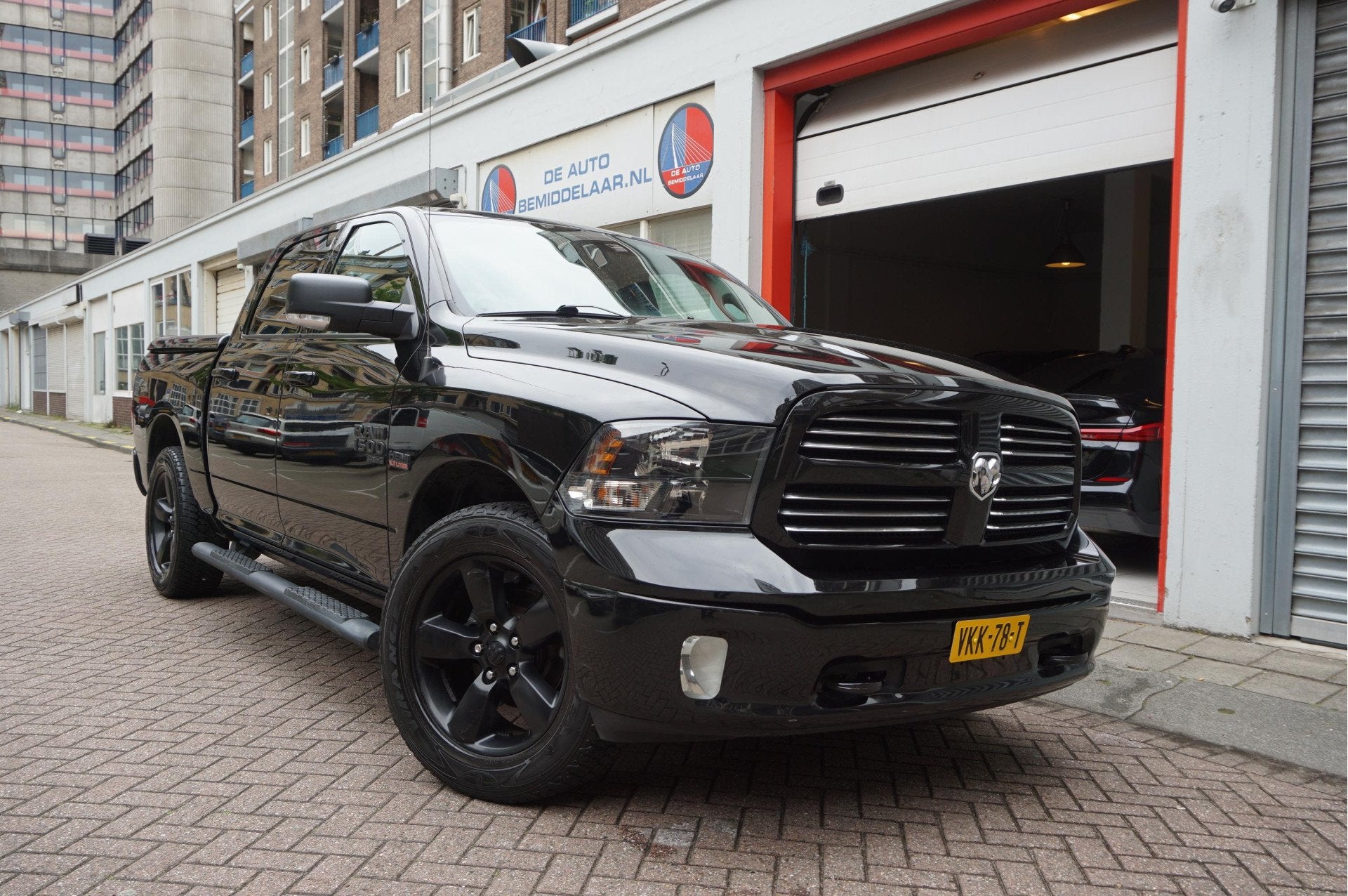Dodge Ram 1500 5.7 V8 HEMI 4WD | BLACK OPTIC | Classic | 300, Automaat, 5654 cc, 402 pk, Zwart