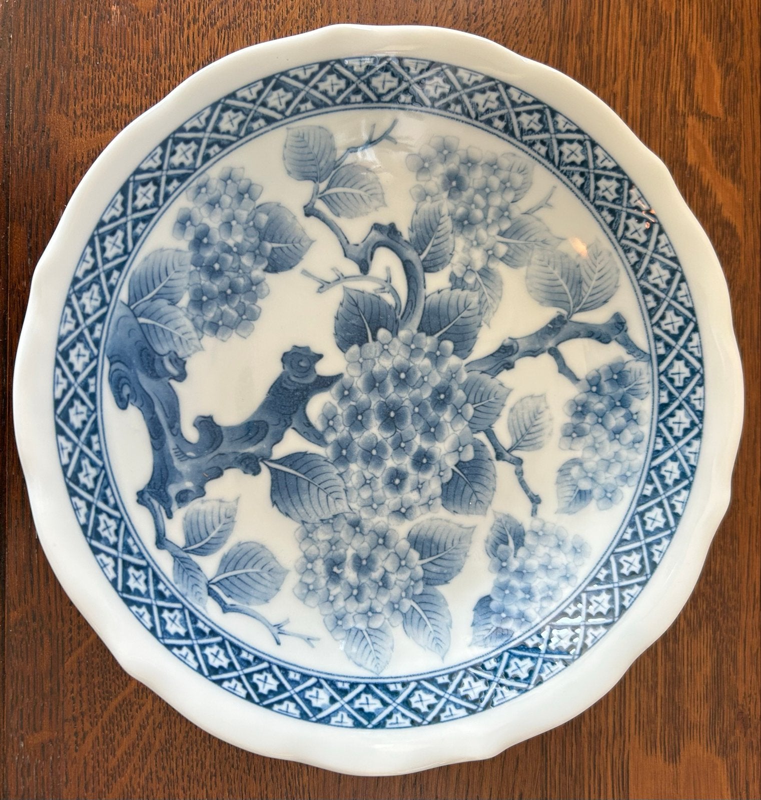 Vintage Japans bord met blauw-witte hortensia's, Antiek en Kunst, Antiek | Servies los, Ophalen of Verzenden
