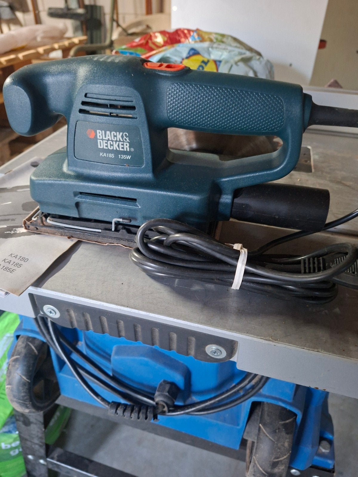 Black & Decker KA185 Vlakschuurmachine 135W, Doe-het-zelf en Verbouw, Ophalen, Gebruikt, Minder dan 600 watt, Vlakschuurmachine