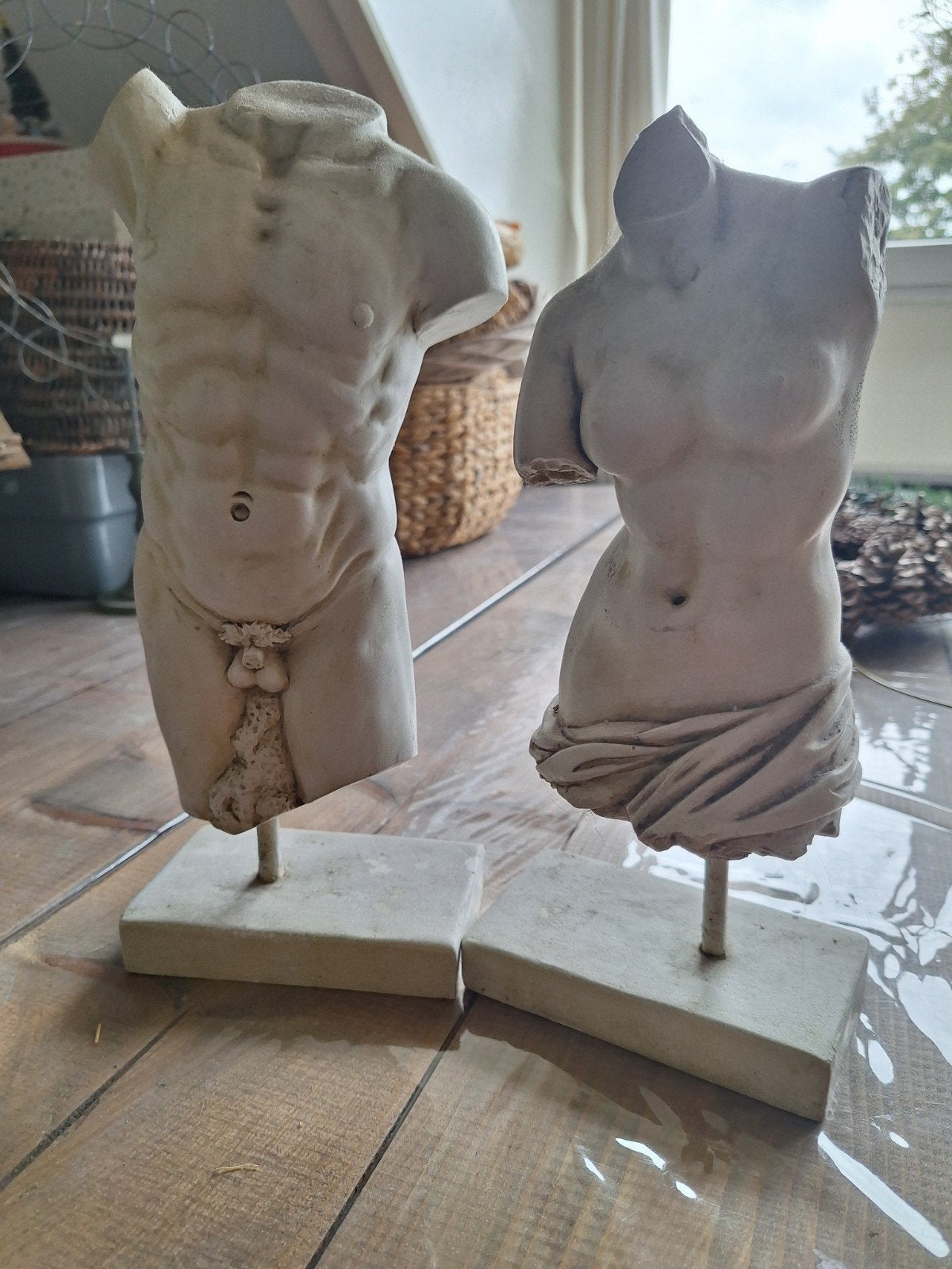 Set van 2 klassieke torso beelden - man en vrouw, Gips, Ophalen of Verzenden, 20 - 50 cm, Beeld