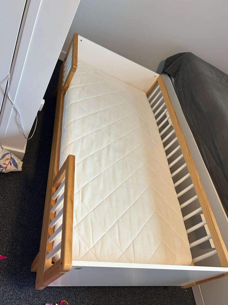 Petit Amelie Ledikant 140x70 met matras en beddengoed, Kinderen en Baby's, Babywiegjes en Ledikanten, Ophalen, Gebruikt, Ledikant