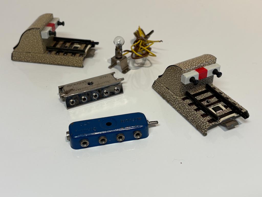 Kaveltje Marklin 800 H0 stopblok 462, lampje 481, etc., Hobby en Vrije tijd, Modeltreinen | H0, Wisselstroom, Gebruikt, Rails