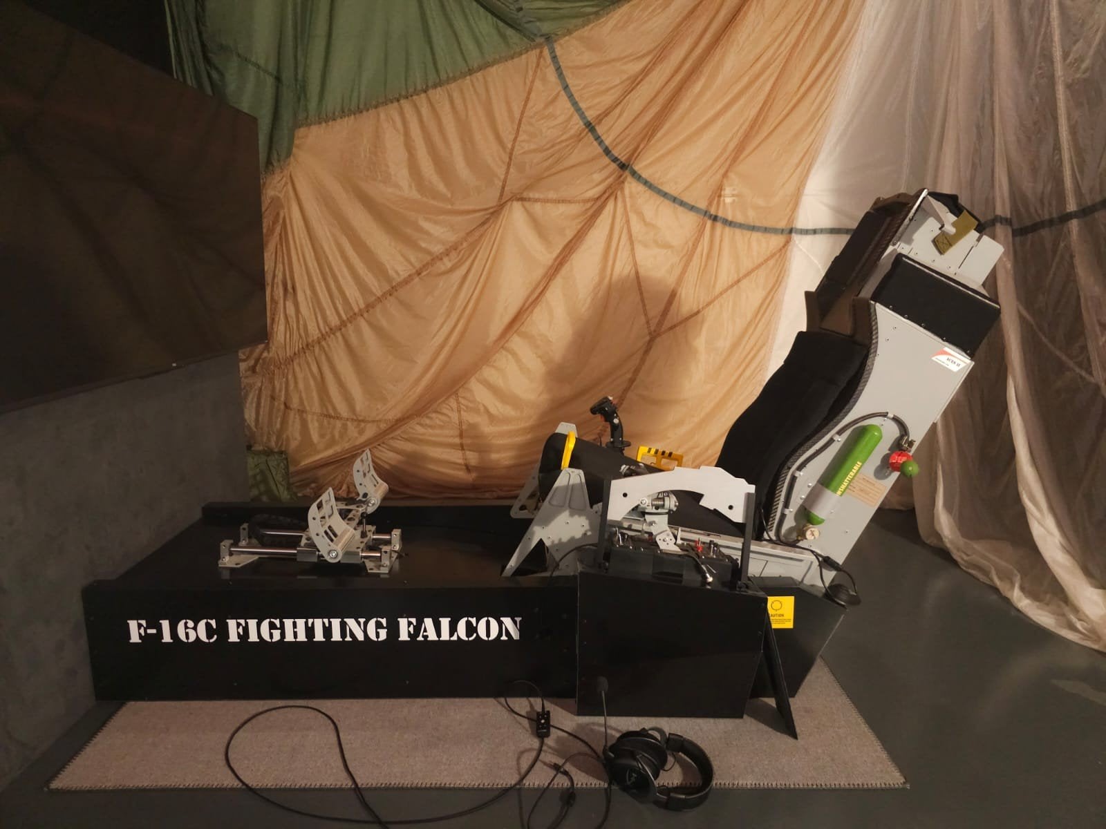 F-16 simulator seat, Eén persoon
