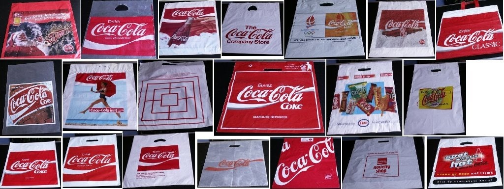 22 Coca Cola Plastic tassen verschillende landen Coca-Cola, Ophalen of Verzenden, Zo goed als nieuw, Gebruiksvoorwerp