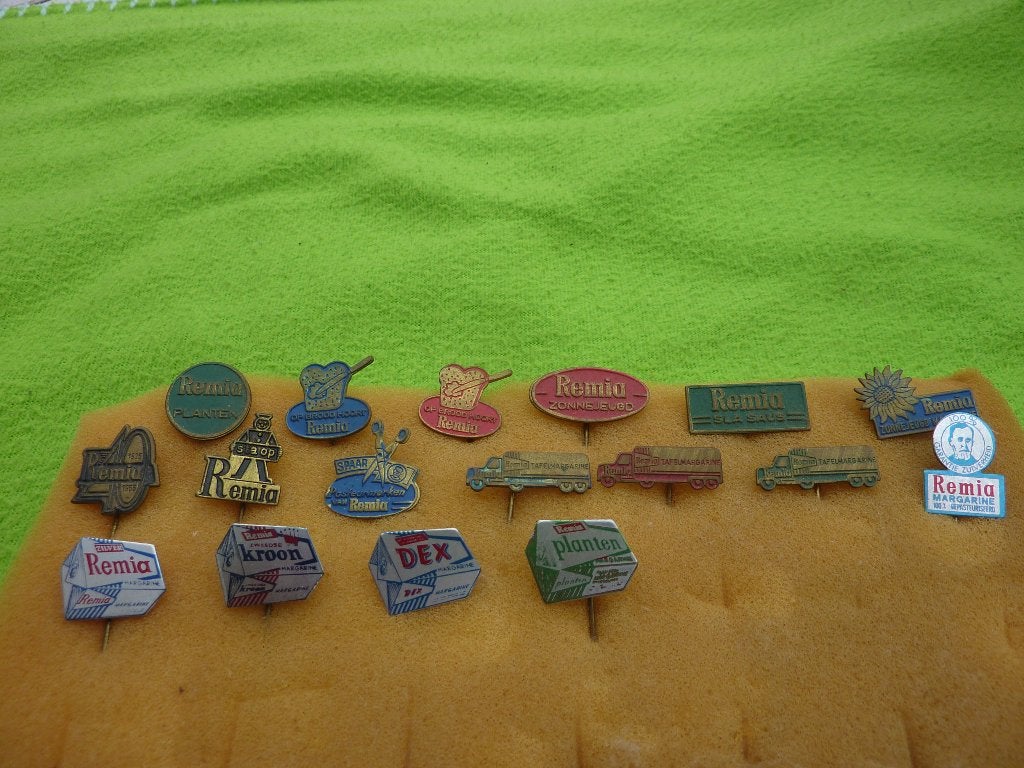 Vintage Remia Speldjes Collectie - Margarine Reclame Pins, Ophalen of Verzenden, Gebruikt, Merk, Speldje of Pin