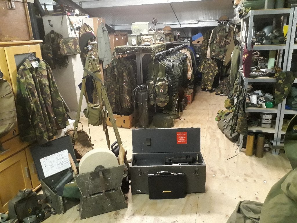Leger spullen kleding, kisten, uitrusting en meer, Verzamelen, Ophalen of Verzenden, Landmacht, Nederland, Kleding of Schoenen