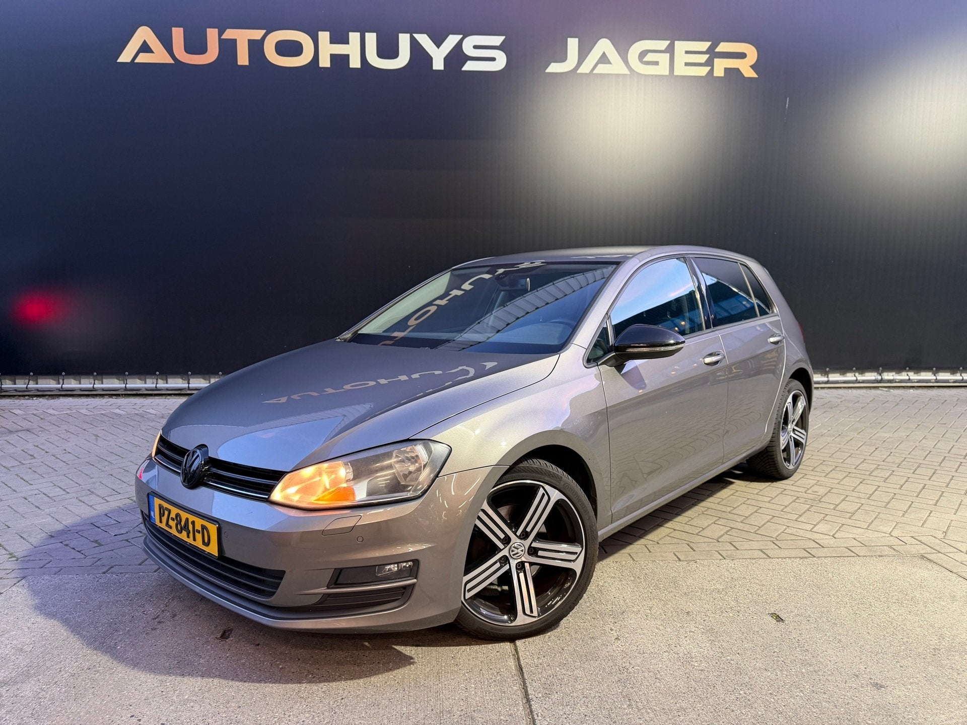Volkswagen Golf 1.2 TSI Trendline Navi Stoelverwarming Senso, Voorwielaandrijving, Euro 5, Gebruikt, Zwart