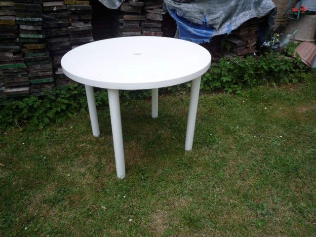 Grosfillex witte tuintafel Ø 100 cm parasol gat, Tuin en Terras, Tuintafels, Gebruikt, Rond, Kunststof, Ophalen