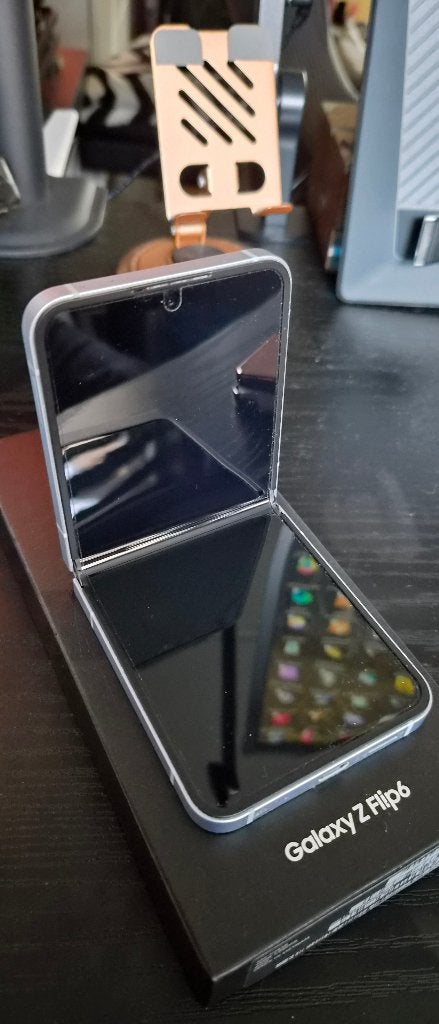 Foto 2 van Samsung Galaxy Z Flip6 zo goed als nieuw + 5 hoesjes