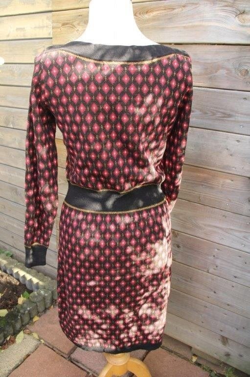 Jurk zwart/ rood/ goud King Louie mt M Vaste prijs, Kleding | Dames, Maat 38/40 (M), Ophalen of Verzenden, Zo goed als nieuw, Knielengte