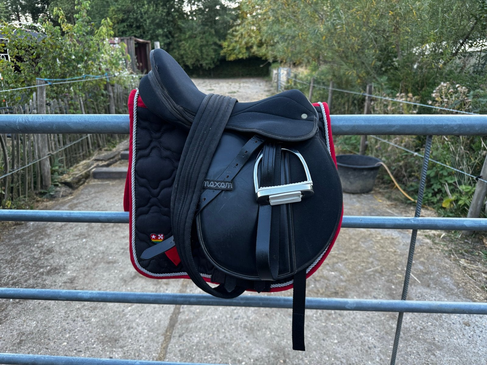 Zwart kunststof zadel voor shetlander of A pony, Dieren en Toebehoren, Paarden en Pony's | Zadels, Ophalen, XS (15.5 inch of kleiner)