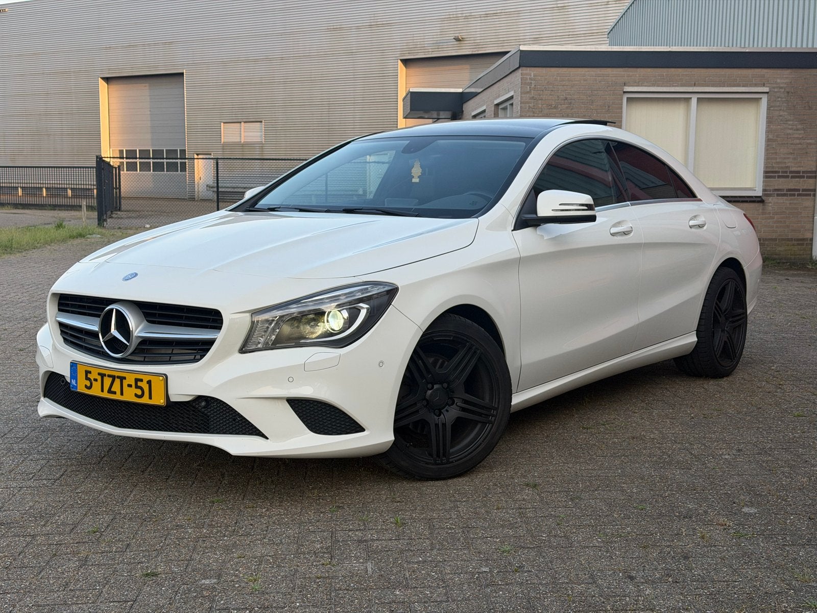 Mercedes-Benz CLA 200 2014 Wit “AUTOMAAT” SCHUIFDAK”, Auto's, Zwart, 715 kg, Wit, 19 km/l