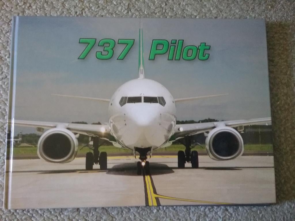 737 Pilot (ca.2020; Boeing 737 Transavia, foto's), Ophalen of Verzenden, Zo goed als nieuw, Boek of Tijdschrift