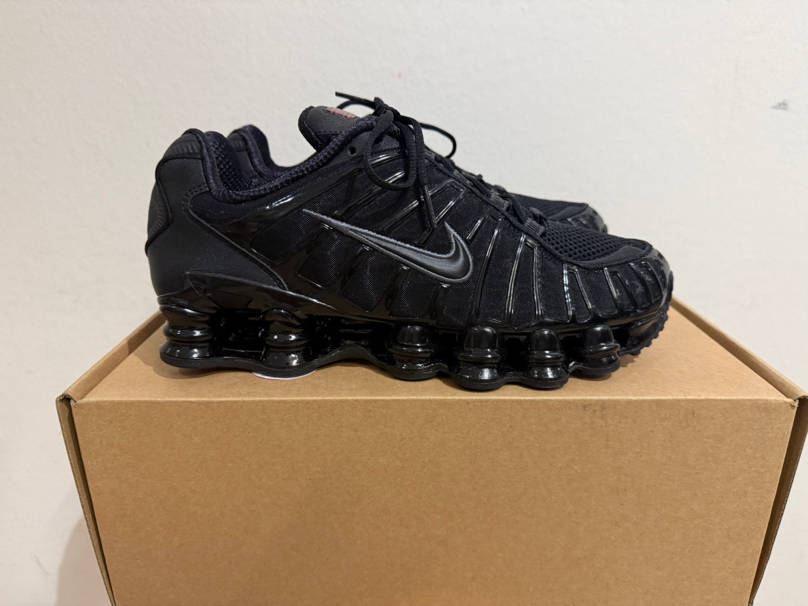 Te koop nieuwe Nike Shox black maat 42, Kleding | Heren, Schoenen, Postlaan 3, Zwart, Nieuw, Ophalen of Verzenden