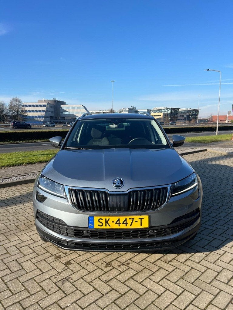 Škoda Karoq 1.5 TSI DSG 150pk | Camera | Trekhaak | Keyless, Parkeerassistent, Stof, 1498 cc, Zwart