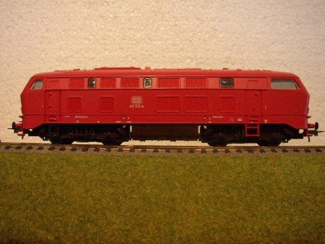 ROCO H.O DIESEL LOCOMOTIEF BR 215001-9 04151A ROOD €40,00, Ophalen of Verzenden, Zo goed als nieuw, Roco, Gelijkstroom