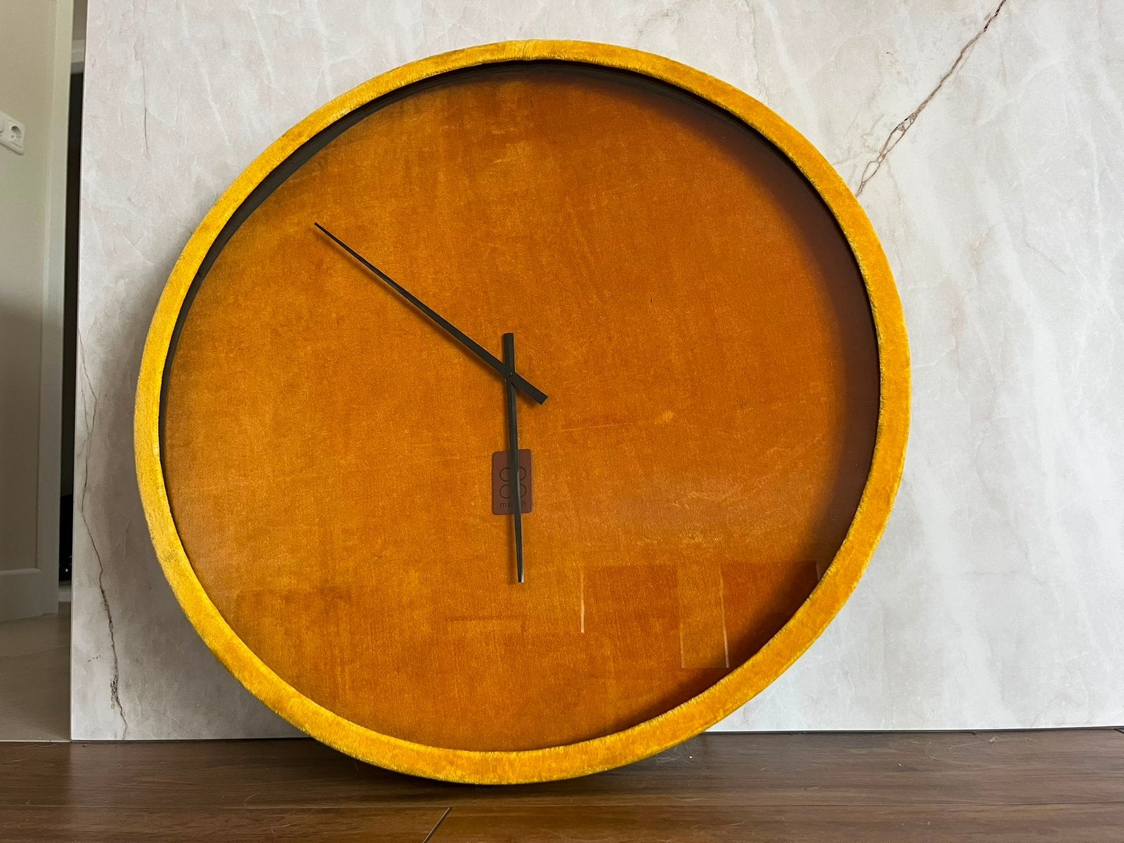 Coco Maison klok 60cm nieuwstaat, Wandklok, Geel, Stil uurwerk, Landelijk