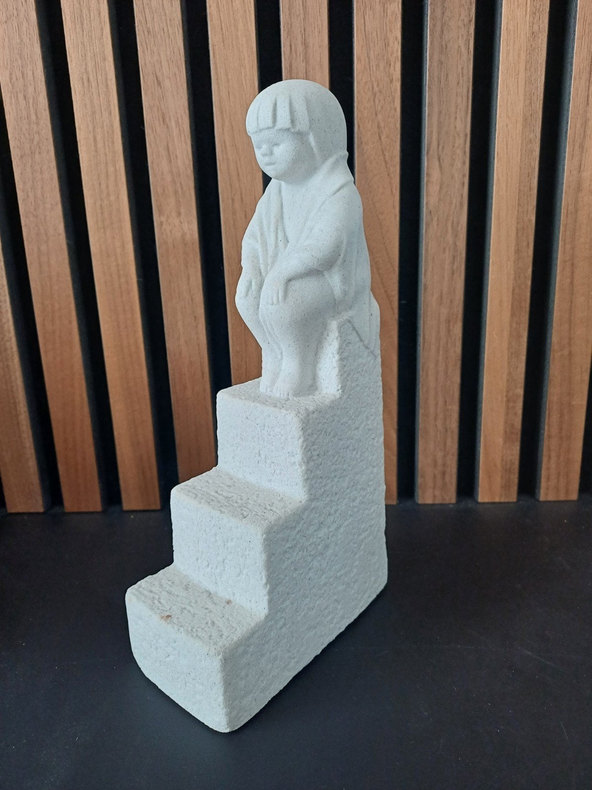 Marbell Stone Art Belgium Beeldje Kindje op Trap Boekensteun, Ophalen of Verzenden