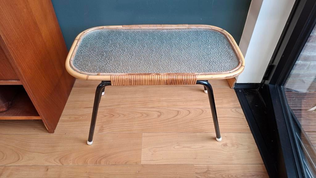Vintage rotan tafel, Huis en Inrichting, Tafels | Bijzettafels, Ophalen, Minder dan 45 cm, Gebruikt, Metaal of Aluminium