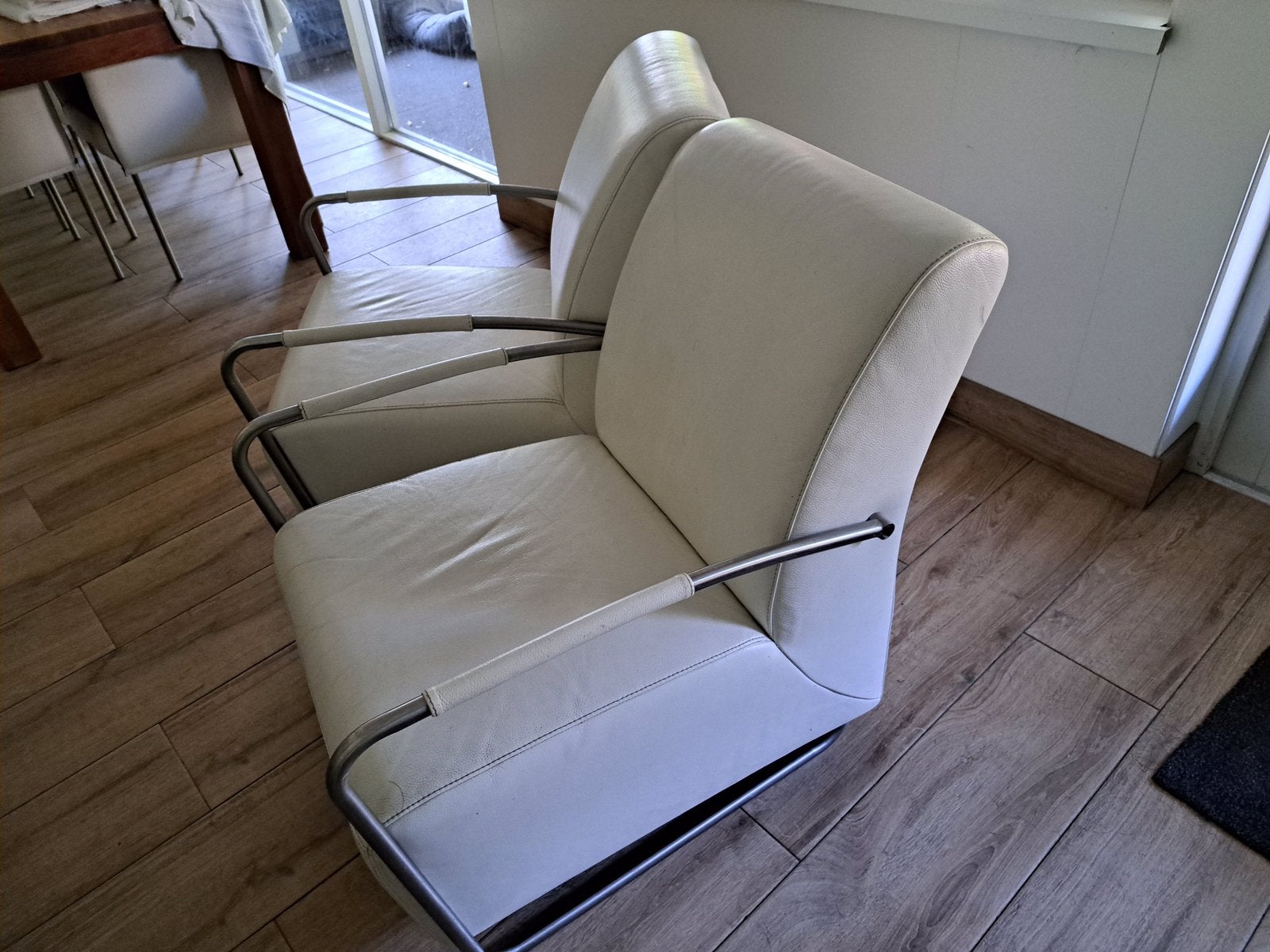 SET VAN TWEE ECHT LEER FAUTEUILS IN WIT LEER, Ophalen, Zo goed als nieuw, 50 tot 75 cm, Leer