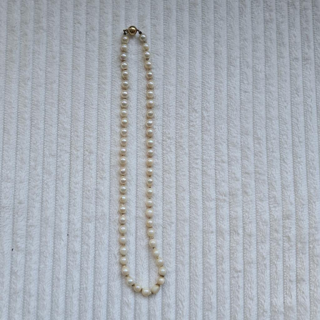Parel ketting met 14 krt gouden slot, Gebruikt, Wit, Ophalen of Verzenden, Met edelsteen