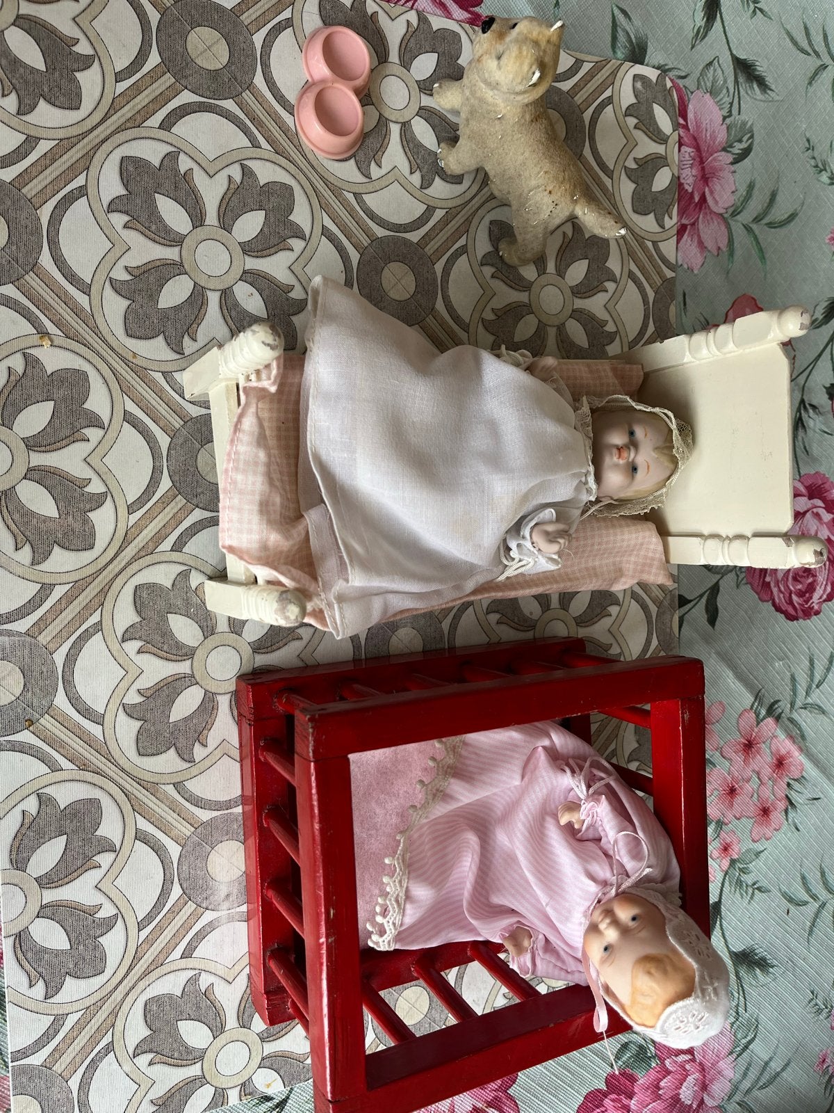 Set van 2 vintage babypoppen met bedjes . Popjes .10 pst, Kinderen en Baby's, Ophalen of Verzenden, Gebruikt, Babypop