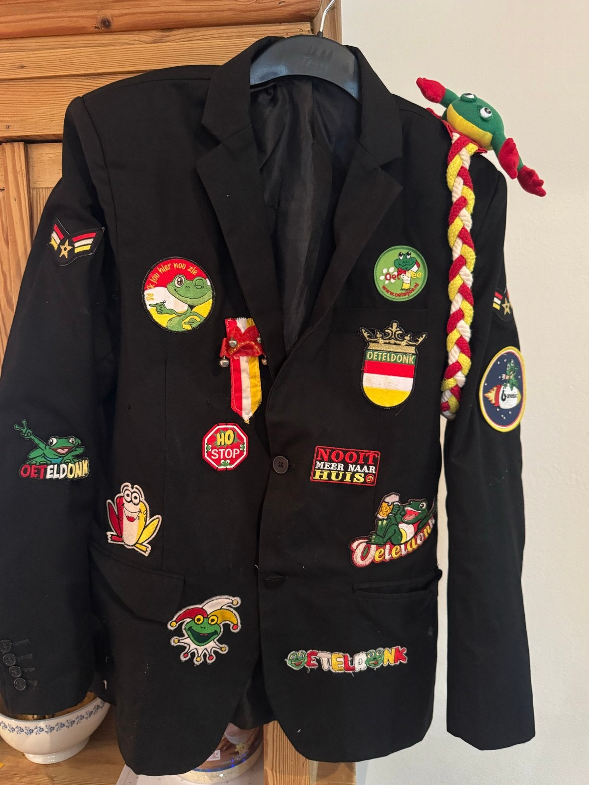 Carnavalsjas Oeteldonk met badges en kikker, Carnaval, Overige maten, Ophalen of Verzenden, Kleding