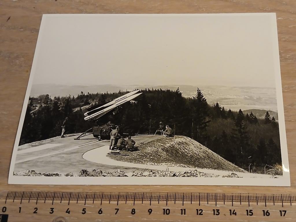 Hawk geleide luchtdoel raket Luchtmacht foto KLU luchtvaart, Verzamelen, Luchtvaart en Vliegtuigspotten, Zo goed als nieuw, Kaart, Foto of Prent
