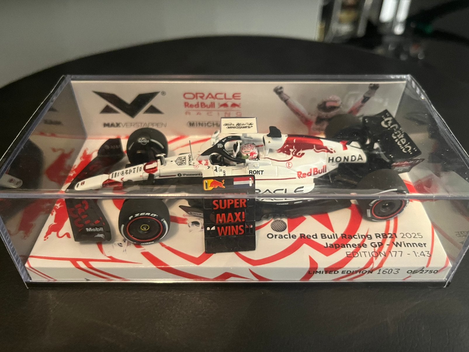 Max Verstappen 1:43 Red Bull GP Japan 2025 witte livery, Verzamelen, Ophalen of Verzenden, Nieuw, Formule 1