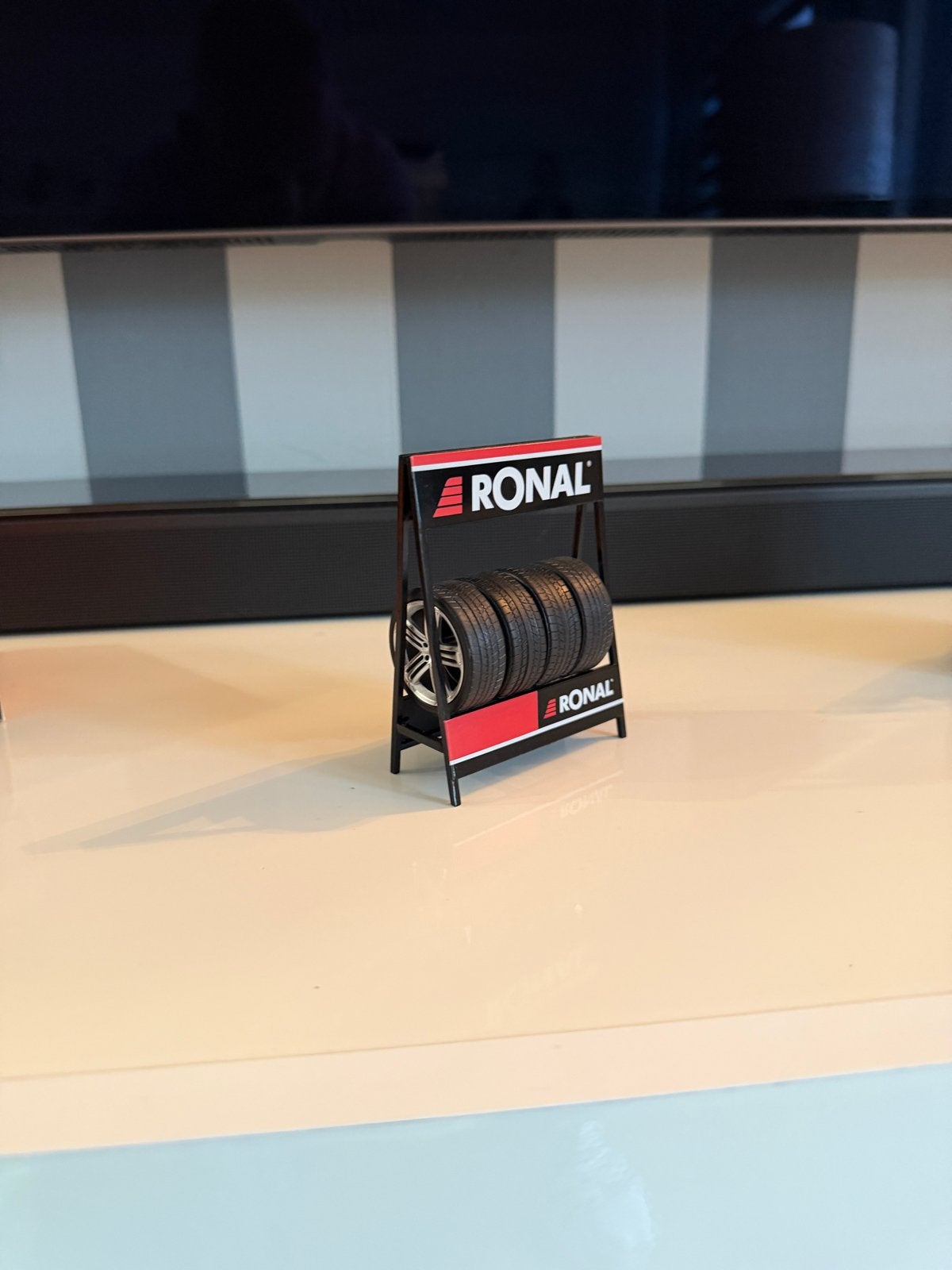 Wielstandaard 1:18 met 2 doosjes - Ronal velgen, Ophalen of Verzenden, Nieuw, Auto, Overige merken