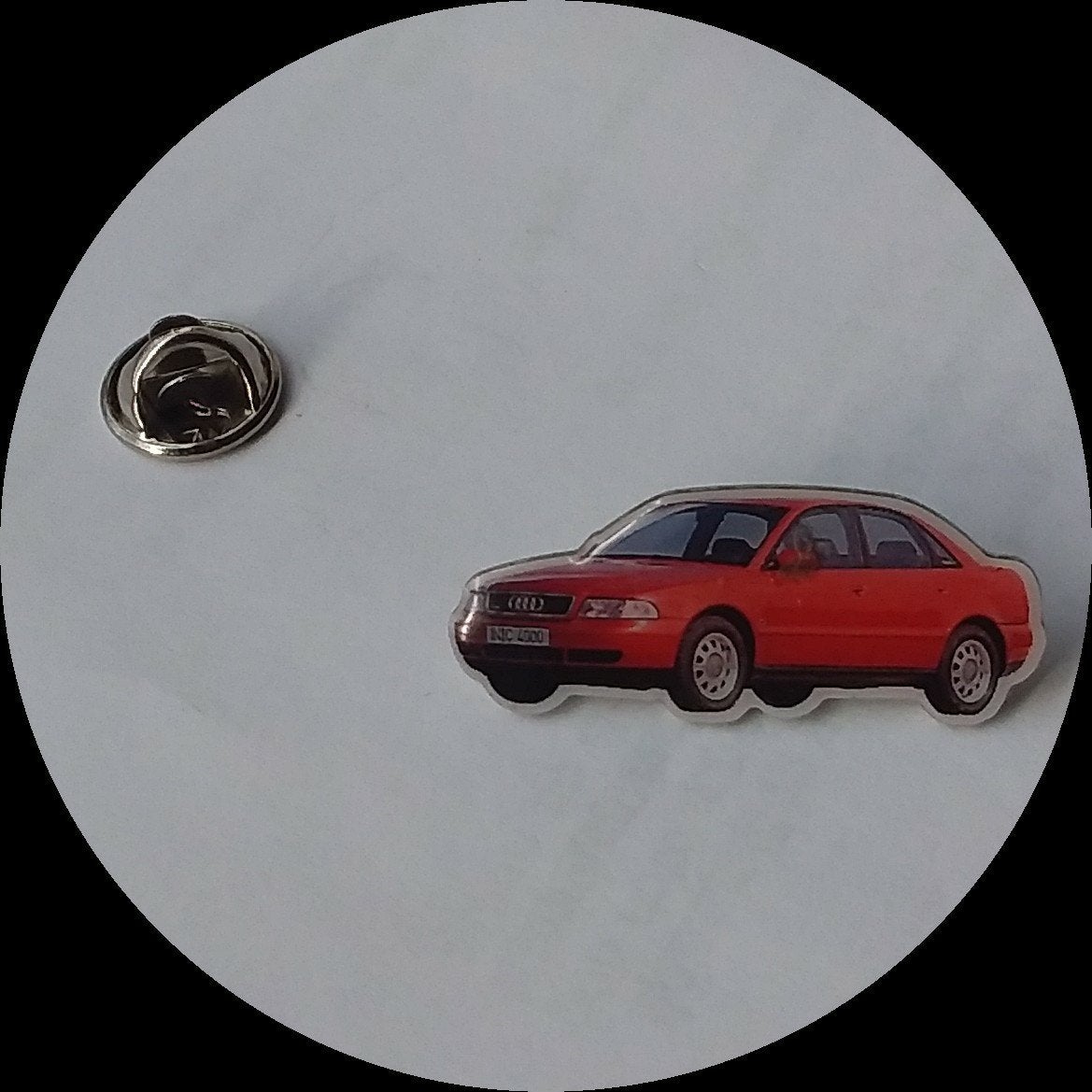 AUDI A4 pin, rood, Ophalen of Verzenden, Zo goed als nieuw, Transport, Speldje of Pin