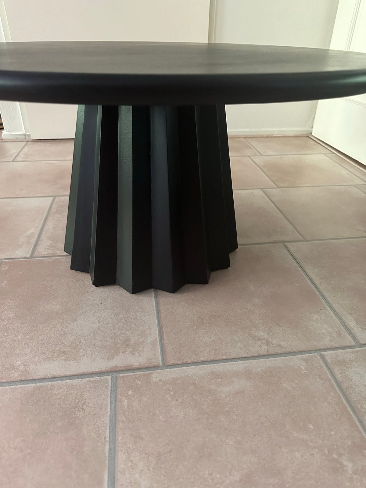 Stijlvolle Goossens Felicia  - Zwart Hout  Unieke Voet, Ophalen, Zo goed als nieuw, Rond, Overige houtsoorten