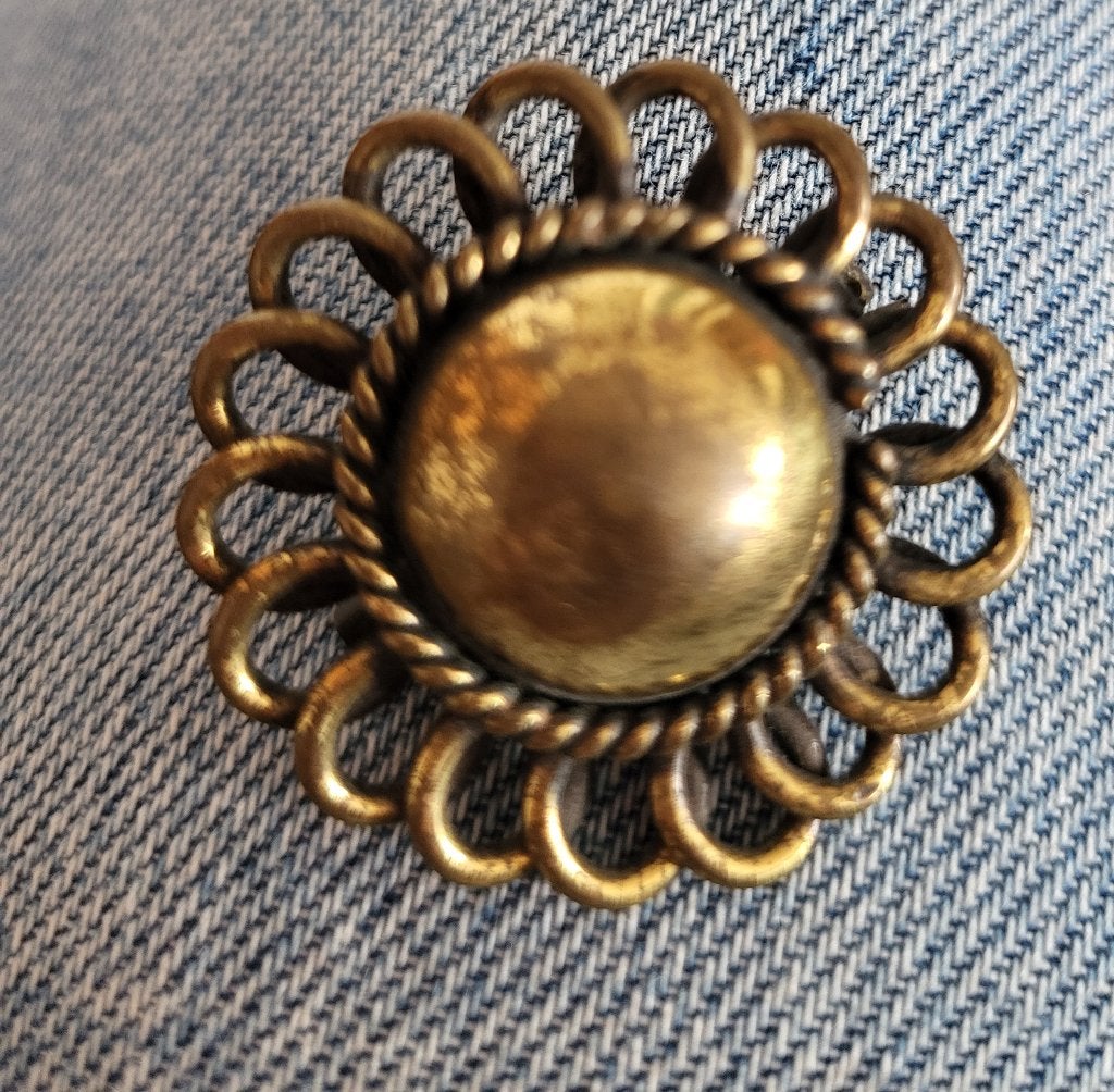 Antieke broche margriet messing, Ophalen of Verzenden, Overige materialen, Broche